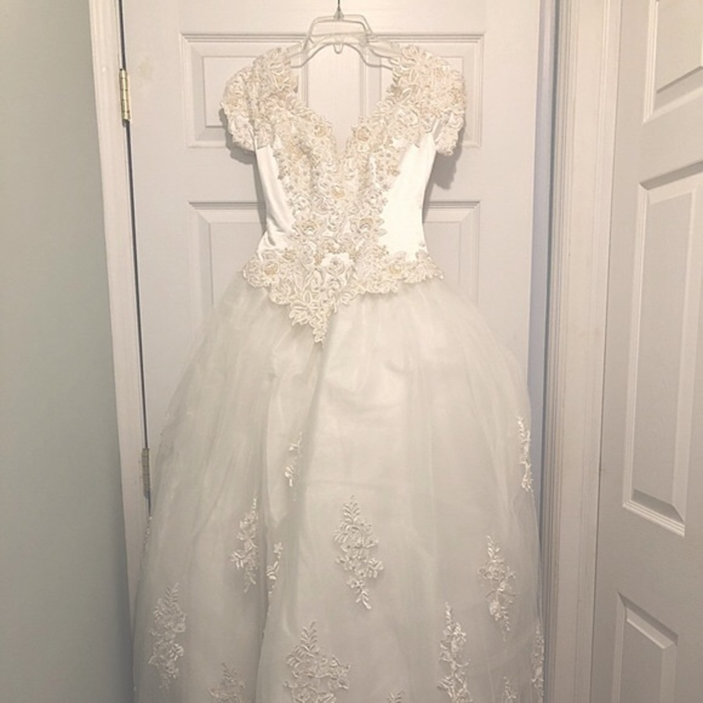 Size 8 Wedding Dress - 90’s Vintage with extra petticoat
